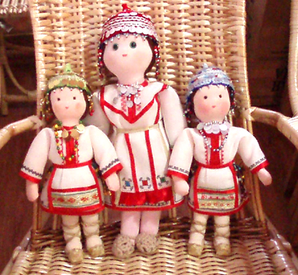 три куклы в чувашских костюмах